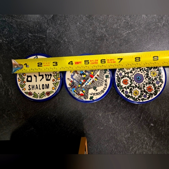 Three hand-painted Armenian ceramic decorative plates from Jerusalem - Picture 4 of 4